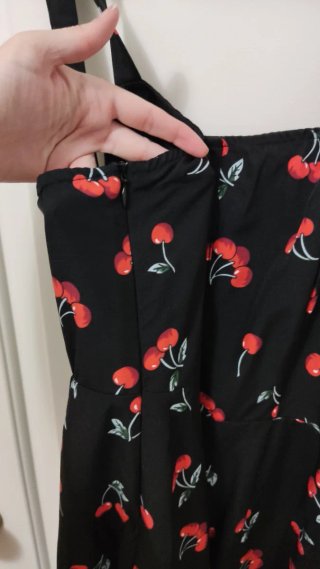 Vestido midi negro con estampado de cerezas