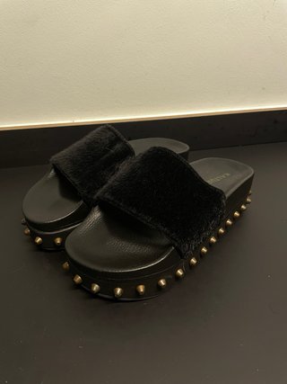 Sandalias chunky goth con tachuelas y pelo