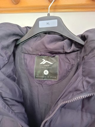 Chaqueta acolchada azul marino con capucha