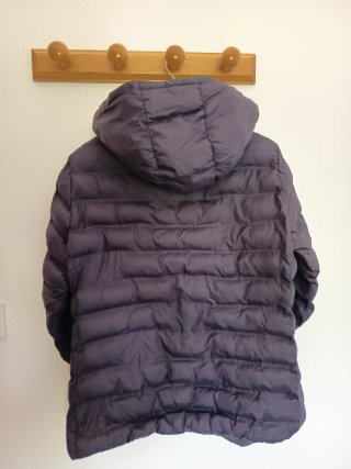 Chaqueta acolchada azul marino con capucha