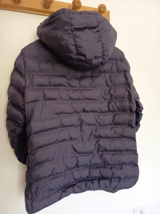 Chaqueta acolchada azul marino con capucha
