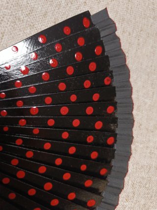 Abanico negro lunares rojos madera