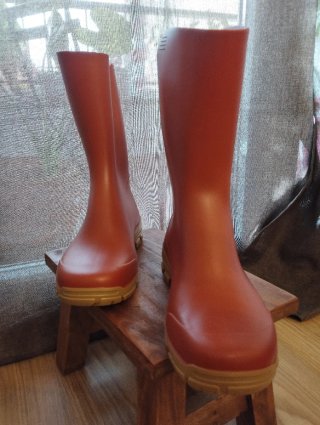 Botas de agua rojas y beige