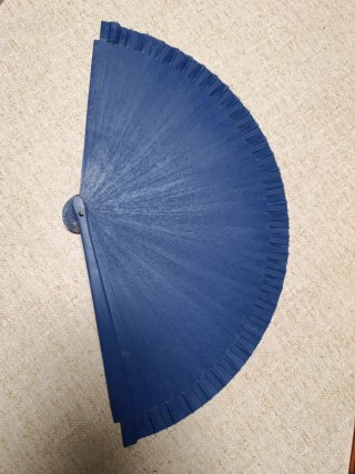 Abanico de madera azul