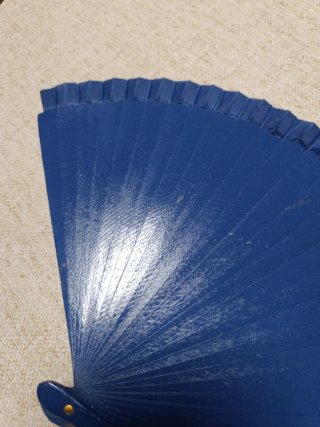 Abanico de madera azul