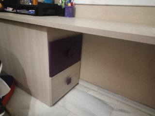 Escritorio con cajones de madera