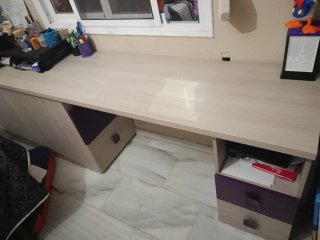 Escritorio con cajones de madera