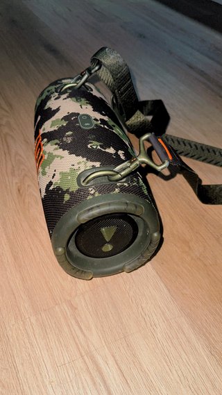 Altavoz JBL Camuflaje con Correa y Cargador
