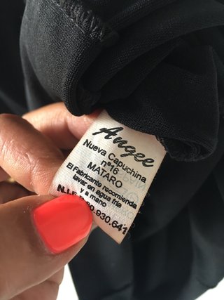 Vestido negro con círculos cortados