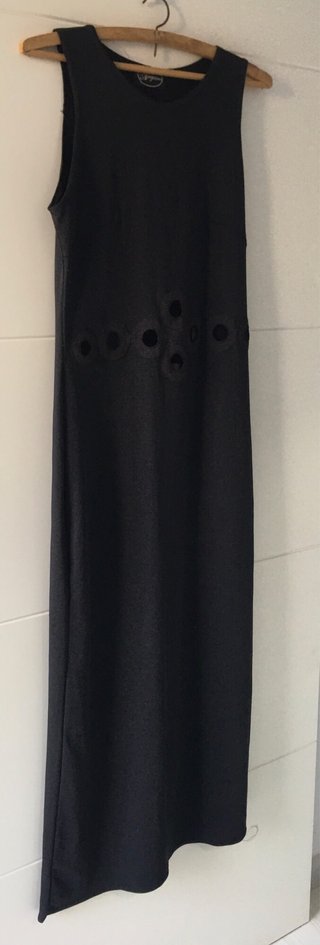 Vestido negro con círculos cortados