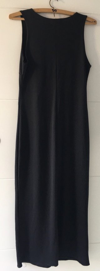 Vestido negro con círculos cortados