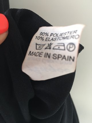 Vestido negro con círculos cortados