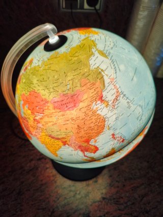 Globo terráqueo iluminado con base