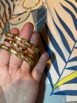 Joyería dorada con detalles brillantes