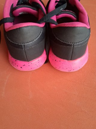 Deportivas Kappa Negro y rosa.