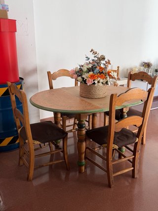 Mesa redonda de pino con 4 sillas