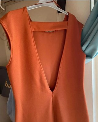 Vestido coral Zara espalda descubierta