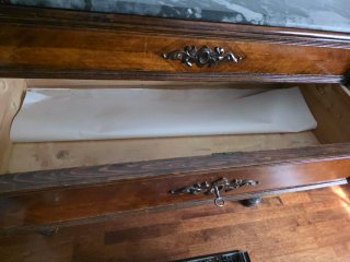 Cómoda clásica de madera noble con sobre de mármol