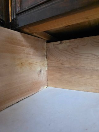 Cómoda clásica de madera noble con sobre de mármol