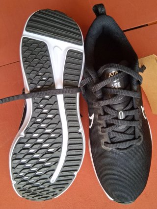 Deportivas Nike Talla 40.5 Negras y Blancas