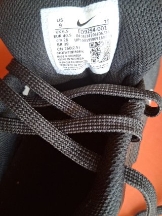 Deportivas Nike Talla 40.5 Negras y Blancas