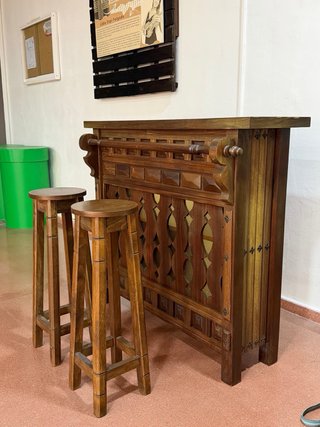 Barra de bar con 2 taburetes
