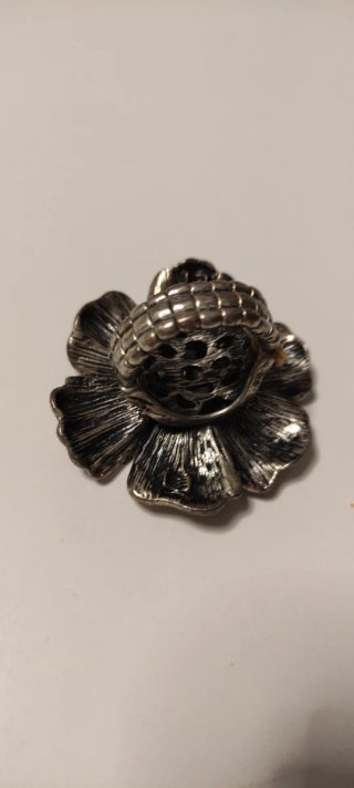 Anillo flor plata con pedrería
