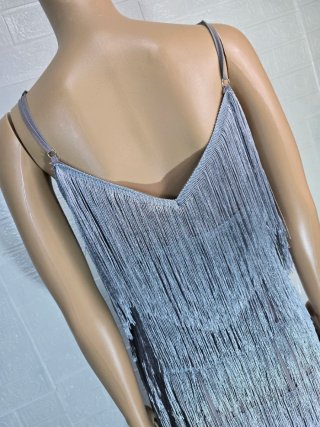 Vestido plateado con flecos