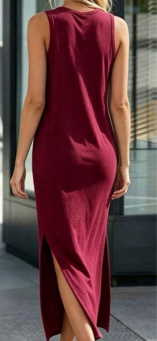 Vestido largo burdeos con abertura