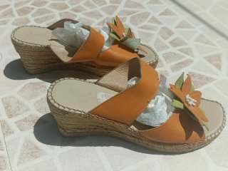 Sandalias cuña de yute Aedo flor naranja y verde