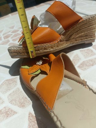 Sandalias cuña de yute Aedo flor naranja y verde