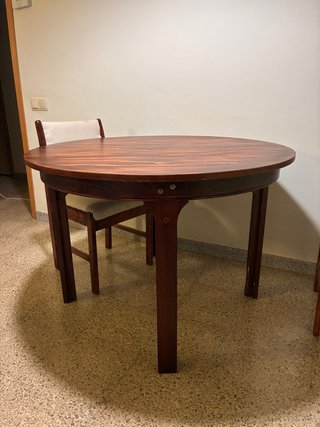 Mesa redonda extensible de madera y 6 sillas
