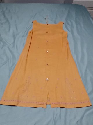 Vestido naranja con bordado.