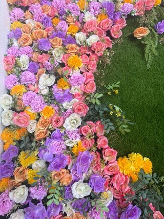 Decorazione murale con fiori e erba artificiale