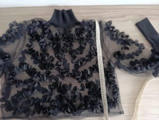 Blusa negra transparente con volantes