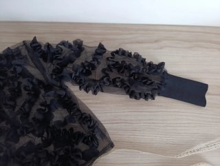 Blusa negra transparente con volantes