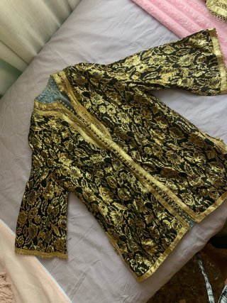 Vestido negro y dorado con bordado