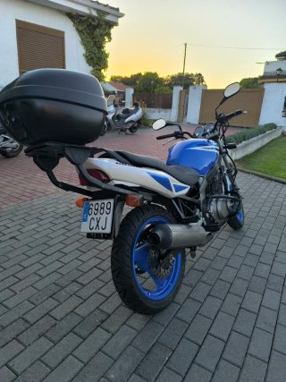 Suzuki GS 500 - Azul y Blanco
