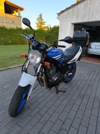 Suzuki GS 500 - Azul y Blanco