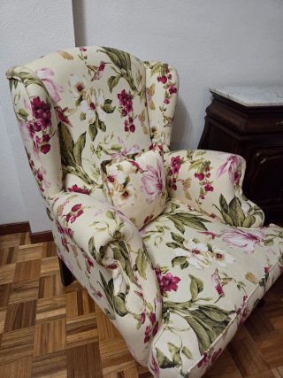 2 poltrone con orecchie floreali con poggiapiedi