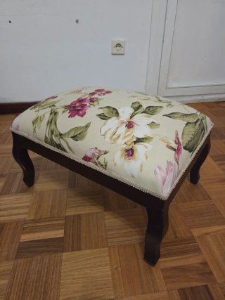 2 poltrone con orecchie floreali con poggiapiedi