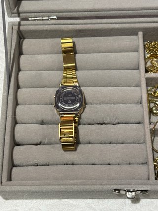 Reloj SKMEI Dorado