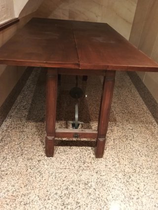 Mesa antigua madera y  de nogal escucho ofertas