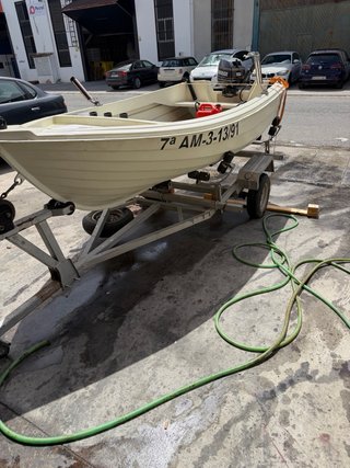 Barca de pesca con remolque y motor