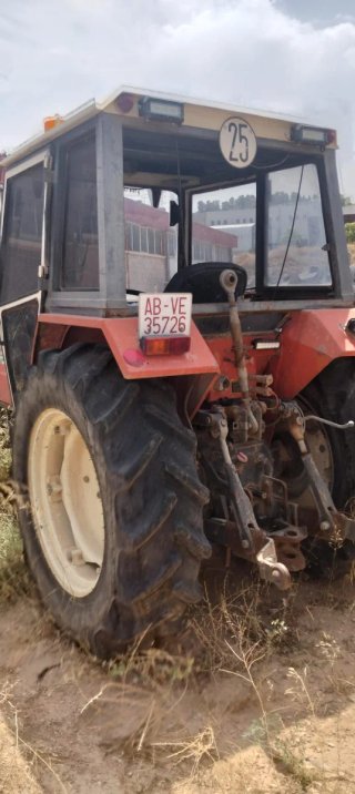 Tractor con cultivador