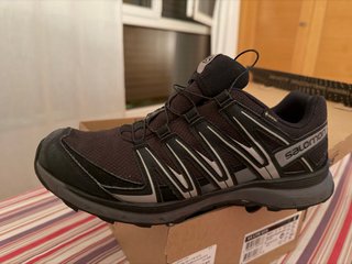 Zapatillas Salomon trekking negras y grises