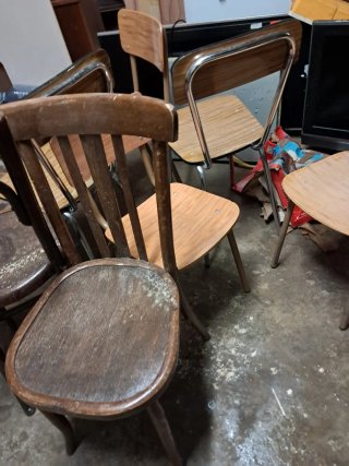 Sillas de madera y metal