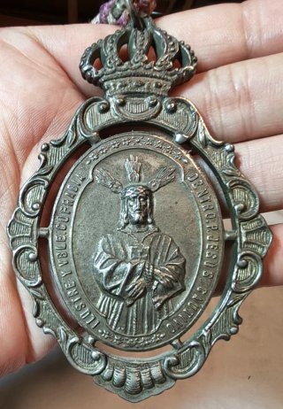Medalla con cordón trenzado