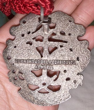 Medalla con cordón rojo y plateado