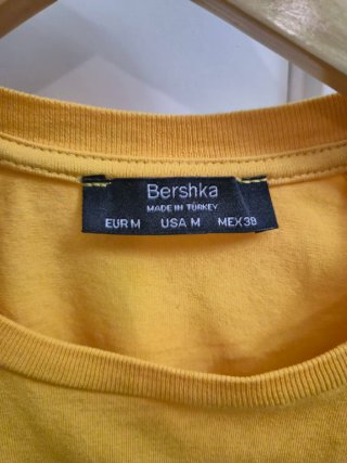 Camiseta Bershka amarilla